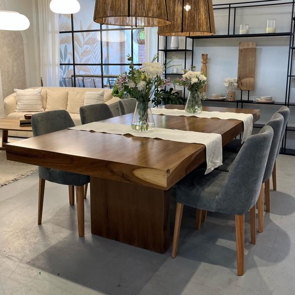 Mesa de madera lustrada
